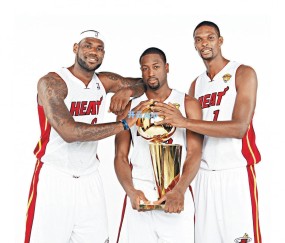 黄牌在身忘乎所以？埃基蒂克激情脱衣庆祝酿苦果，两黄变一红戏剧性退场