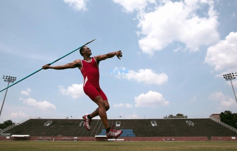 意乙赛场惊现极端诅咒，巴里球迷过激言论引警方介入，球员家属身心受创