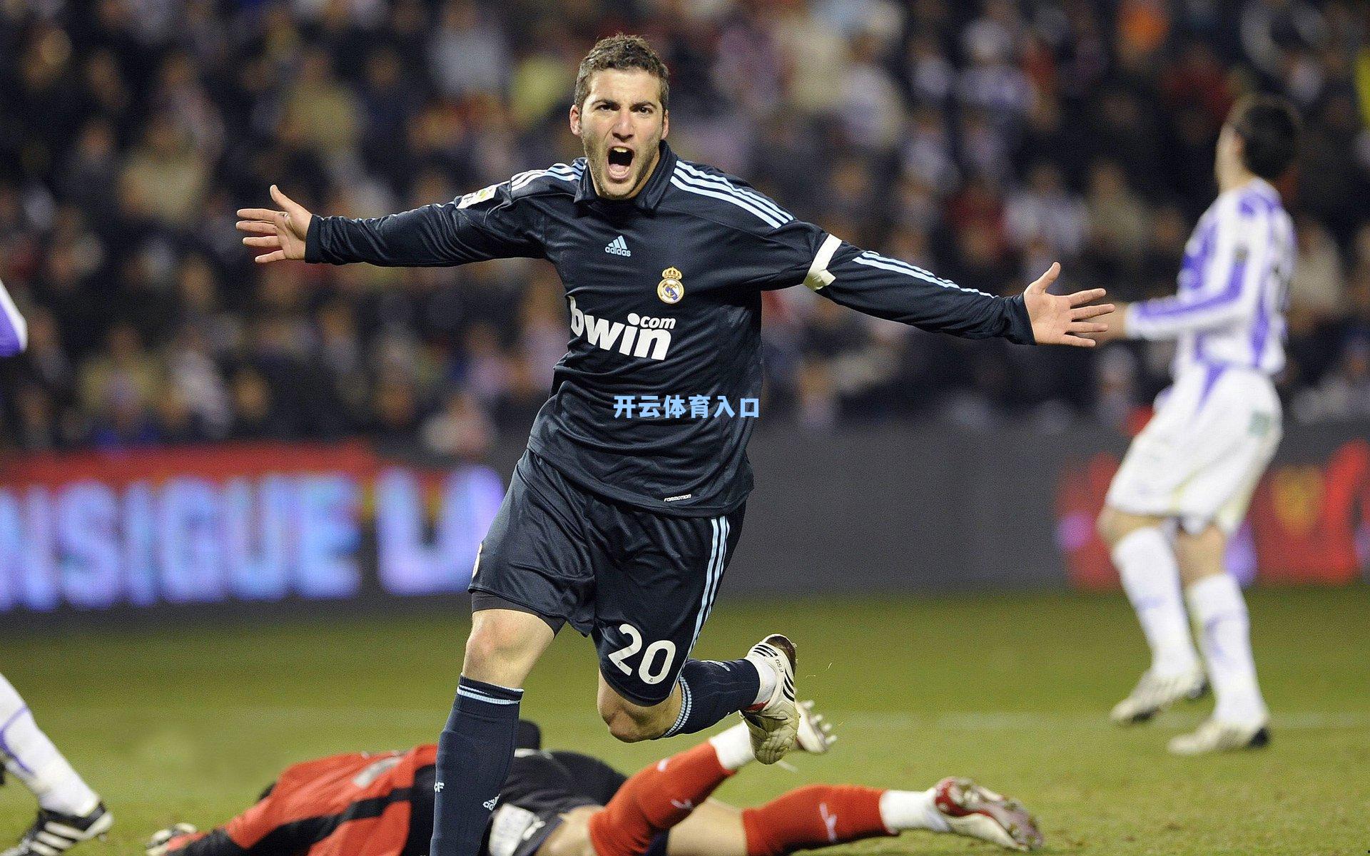 惊险一幕！奥坎波斯掷界外球遭场外球迷突袭，赛事安全引热议