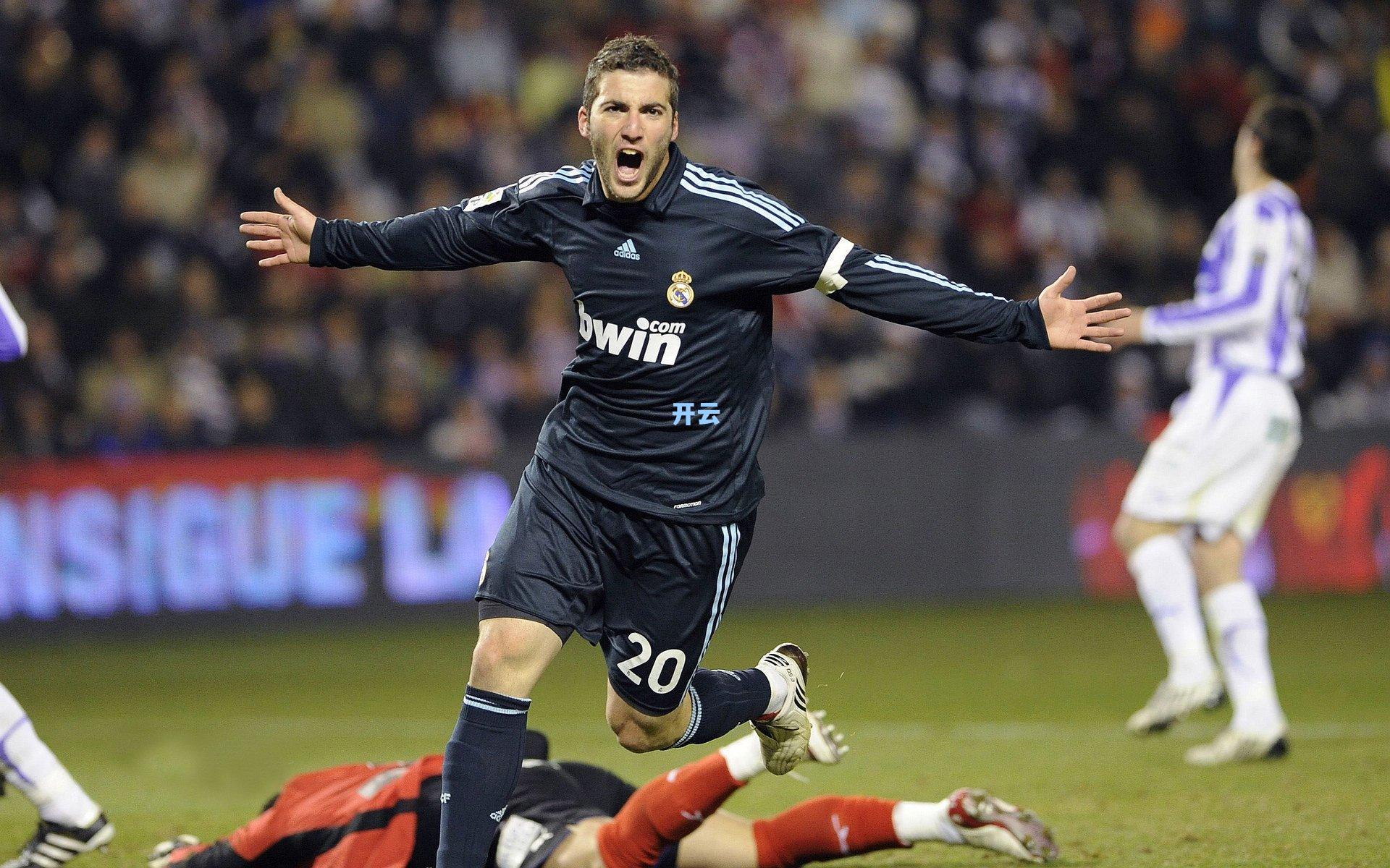 阿尤布·埃尔·卡比震撼世界，一记重拳后，他向时代鞠躬